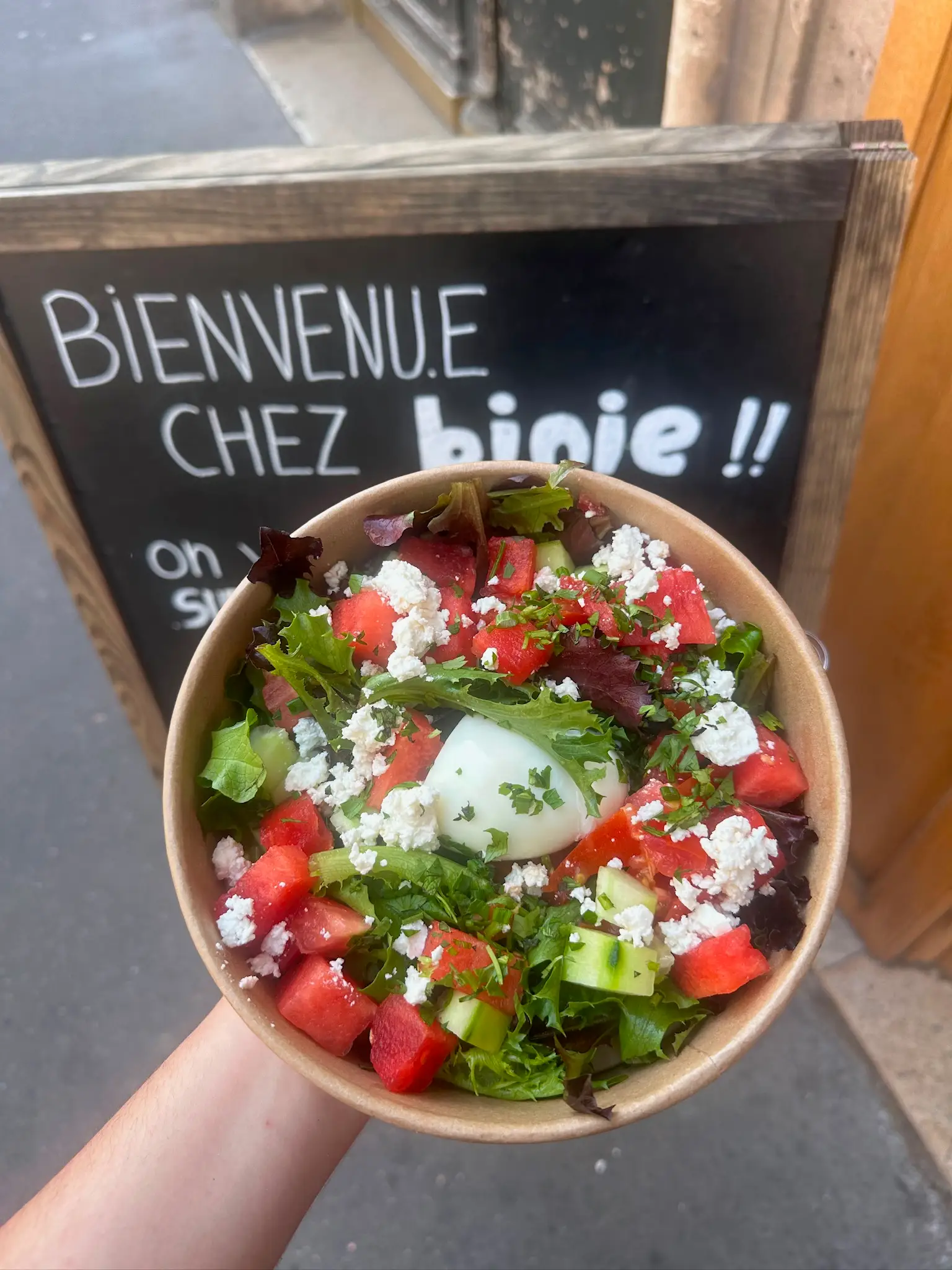 L’ardoise de bienvenue de Binie annonçant la salade pastèque