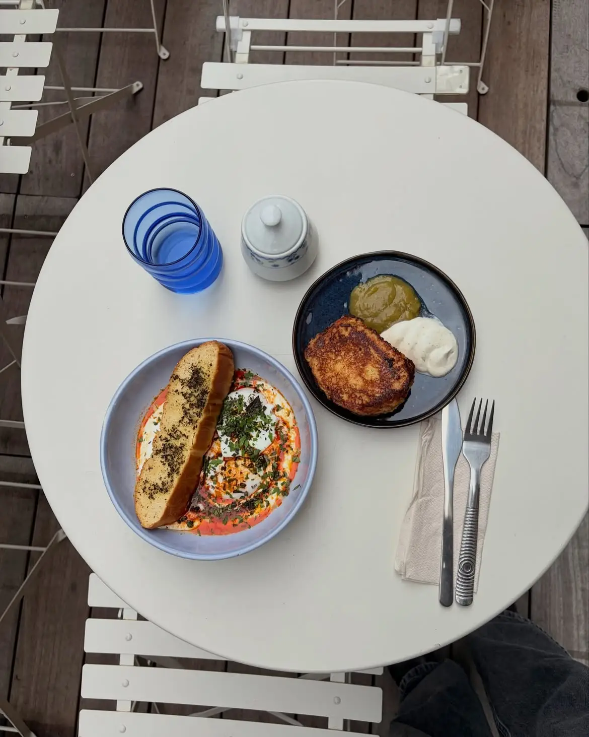 Turkish eggs et pancakes servis pour le brunch du week-end chez Binie