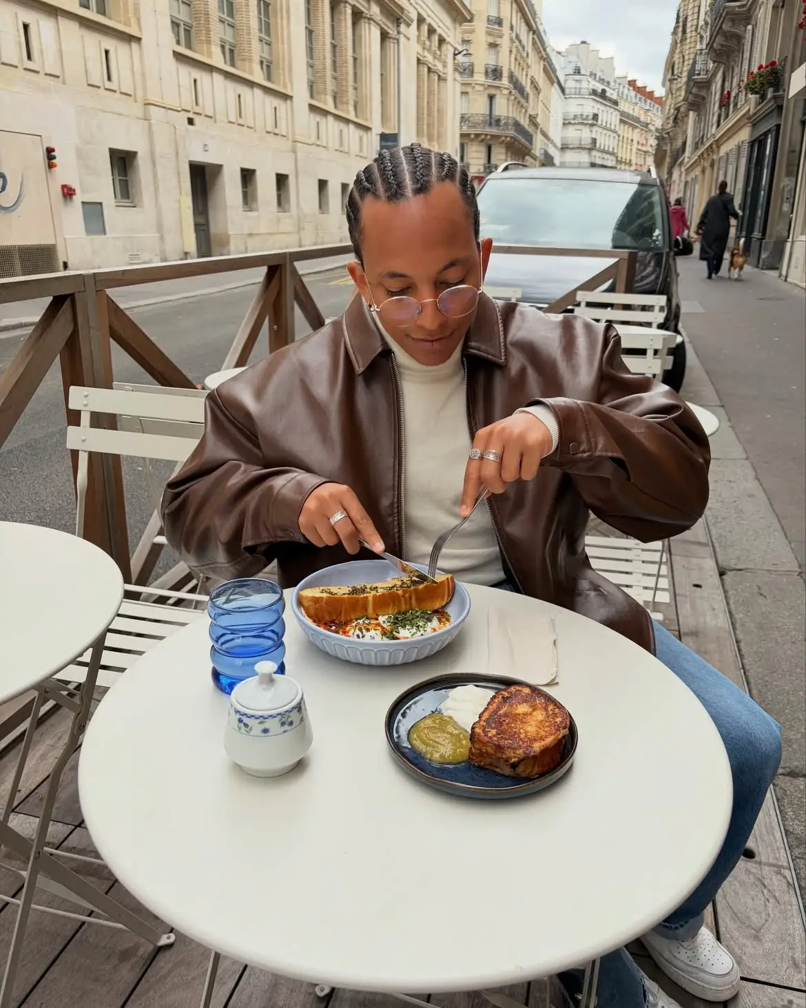 Un client en train de bruncher en terrasse rue Condorcet