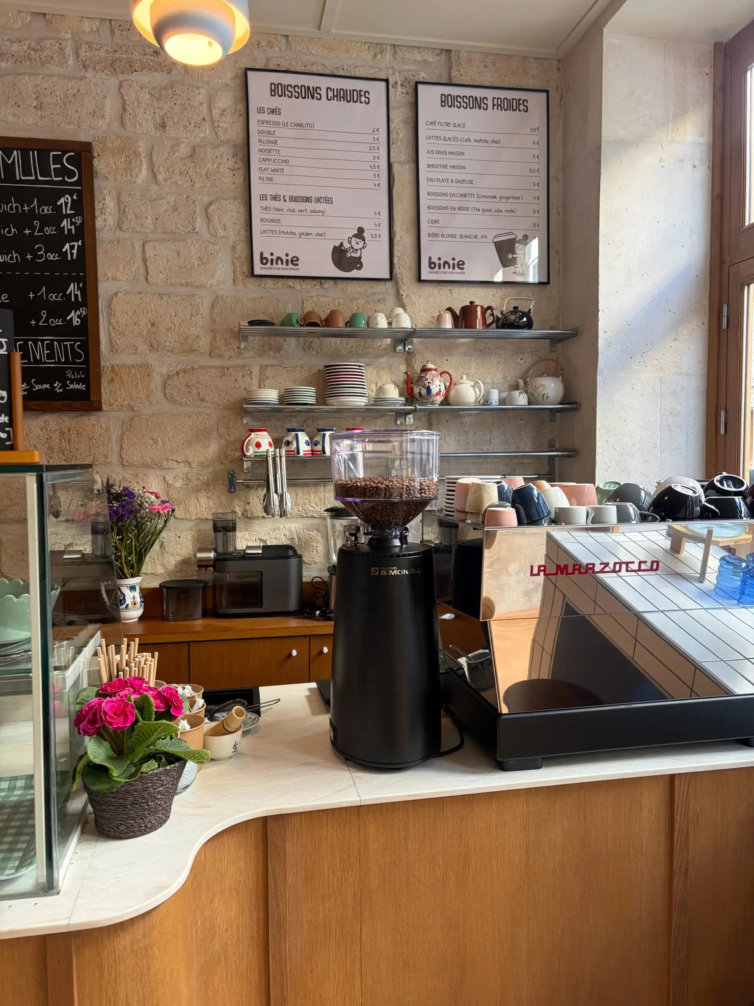 Le comptoir de Binie, ses ardoises et la machine à café