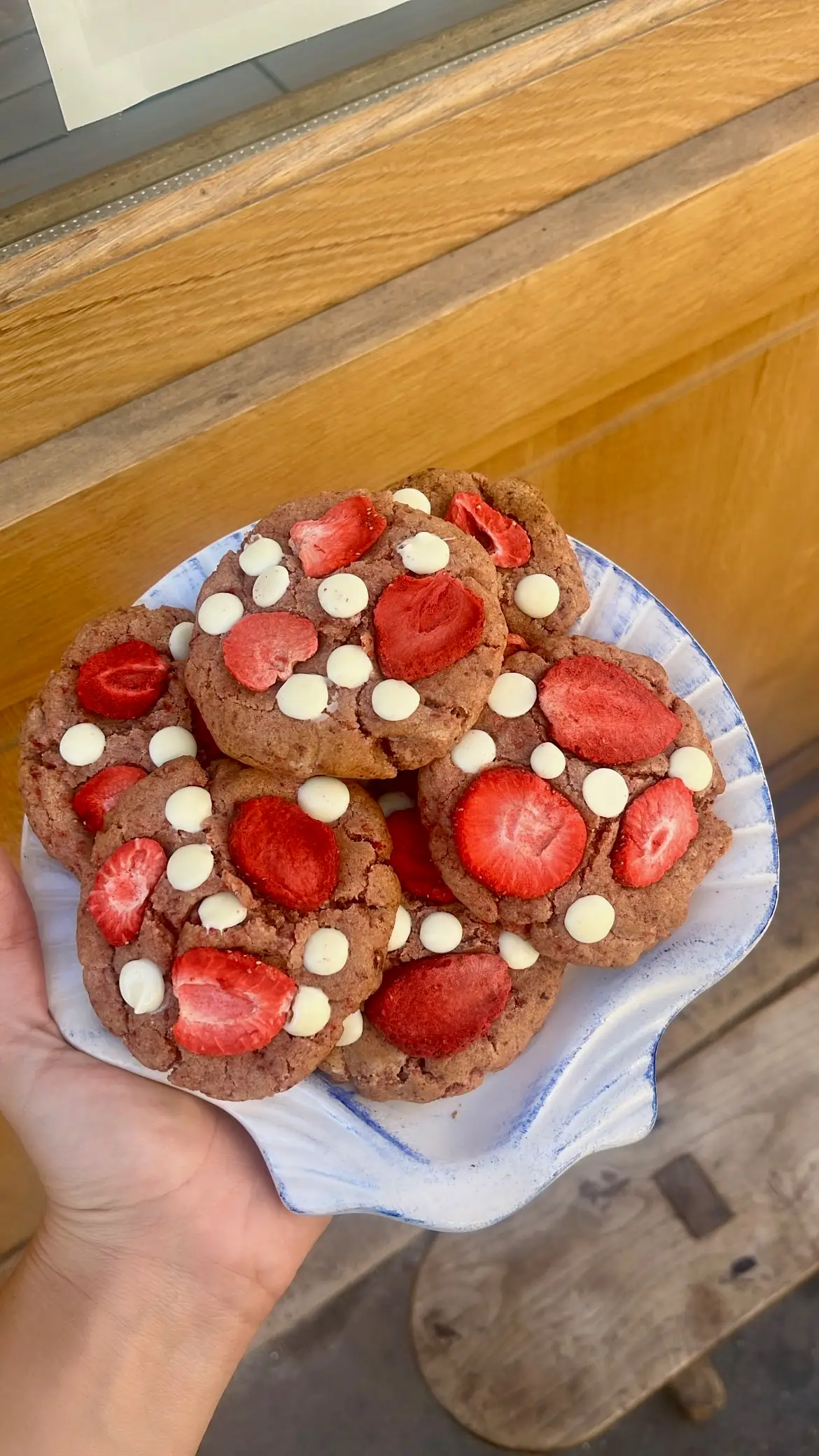 Cookies à la fraise et au chocolat blanc dans une assiette en coquillage