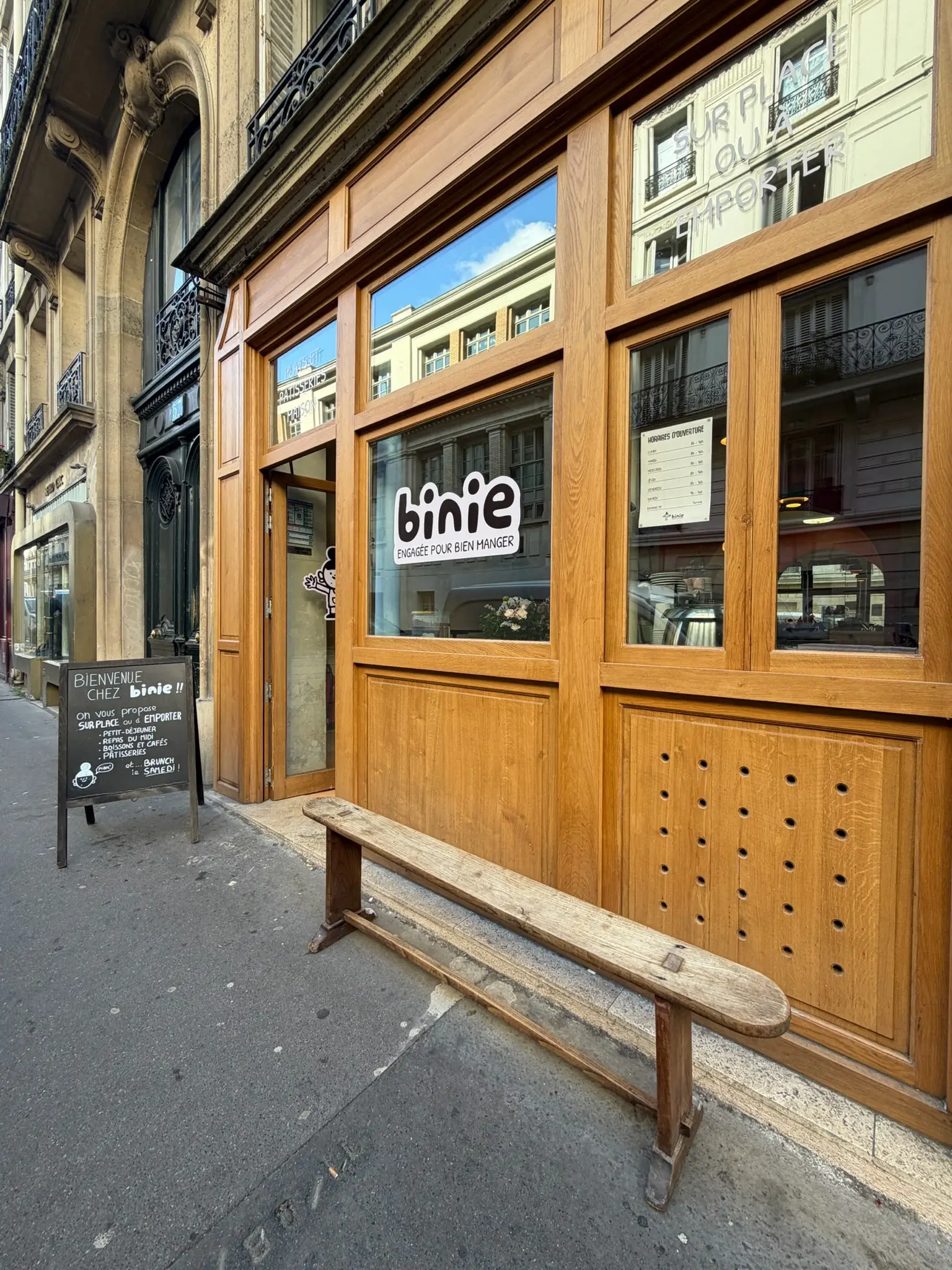 La devanture en bois de Binie, au 57 rue Condorcet dans le 9e arrondissement