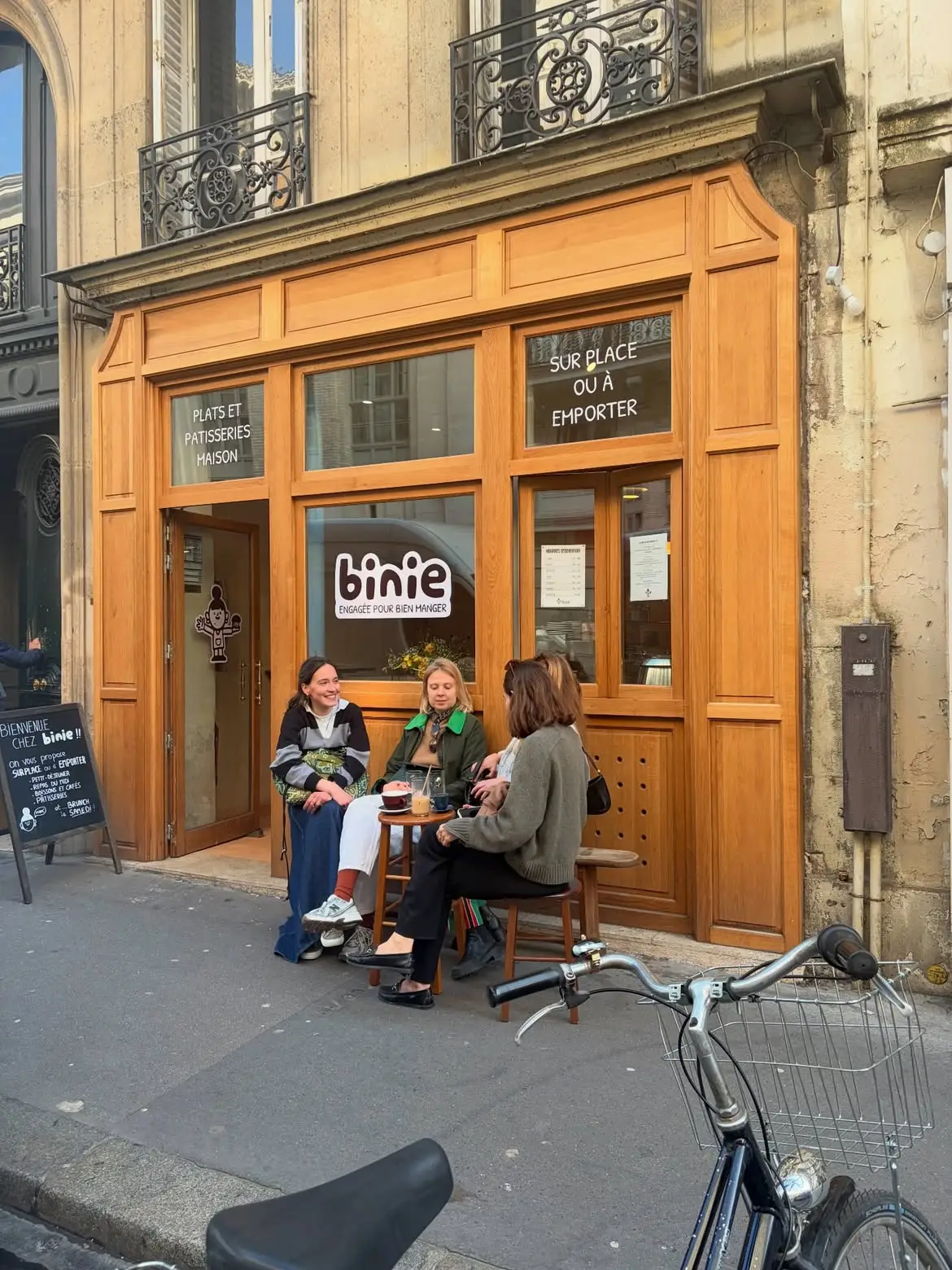 La devanture de Binie rue Condorcet, avec des client·es attablé·es en terrasse