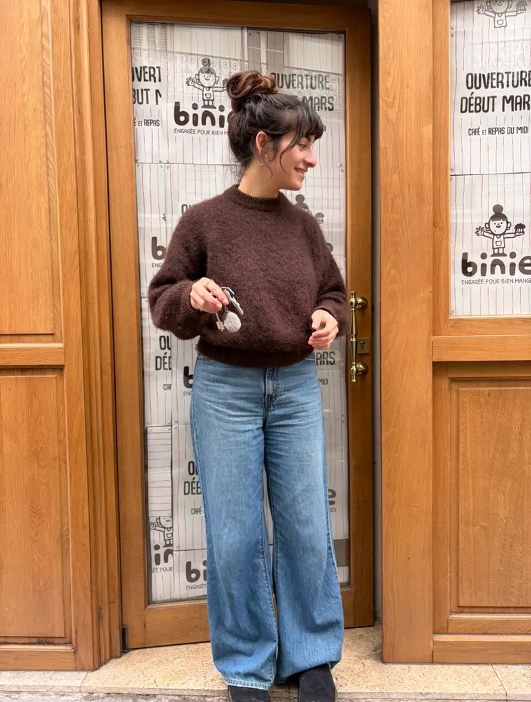 Emma Tondenier, fondatrice de Binie, devant la devanture de sa boutique rue Condorcet