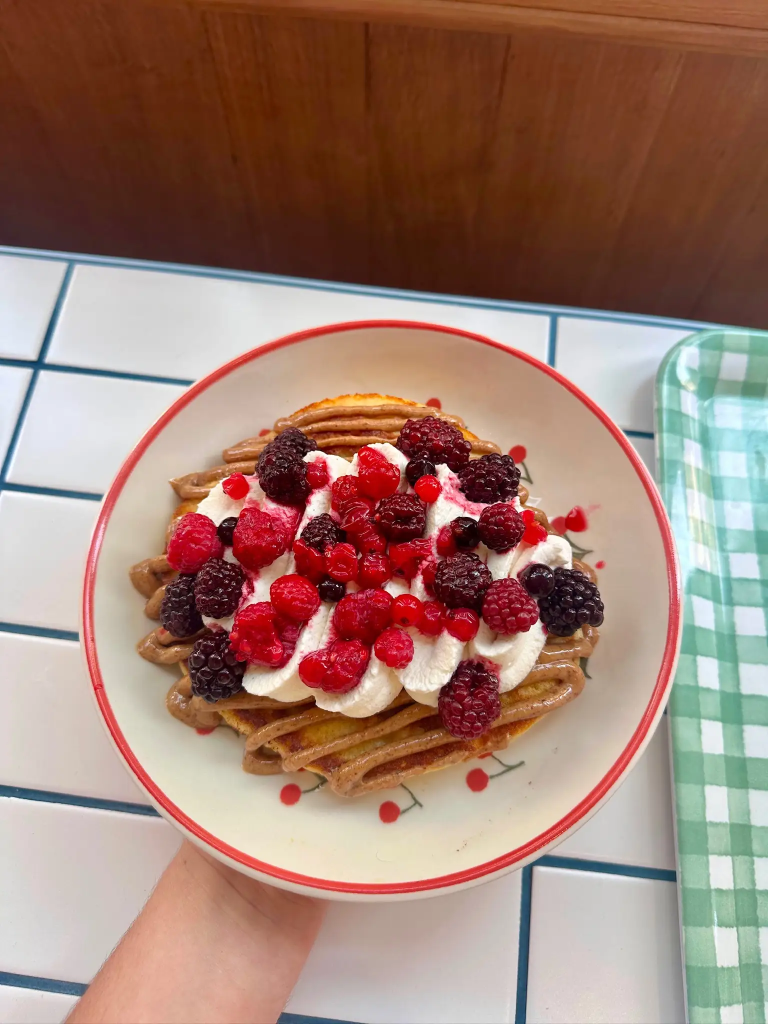Gaufres aux fruits rouges servies au brunch