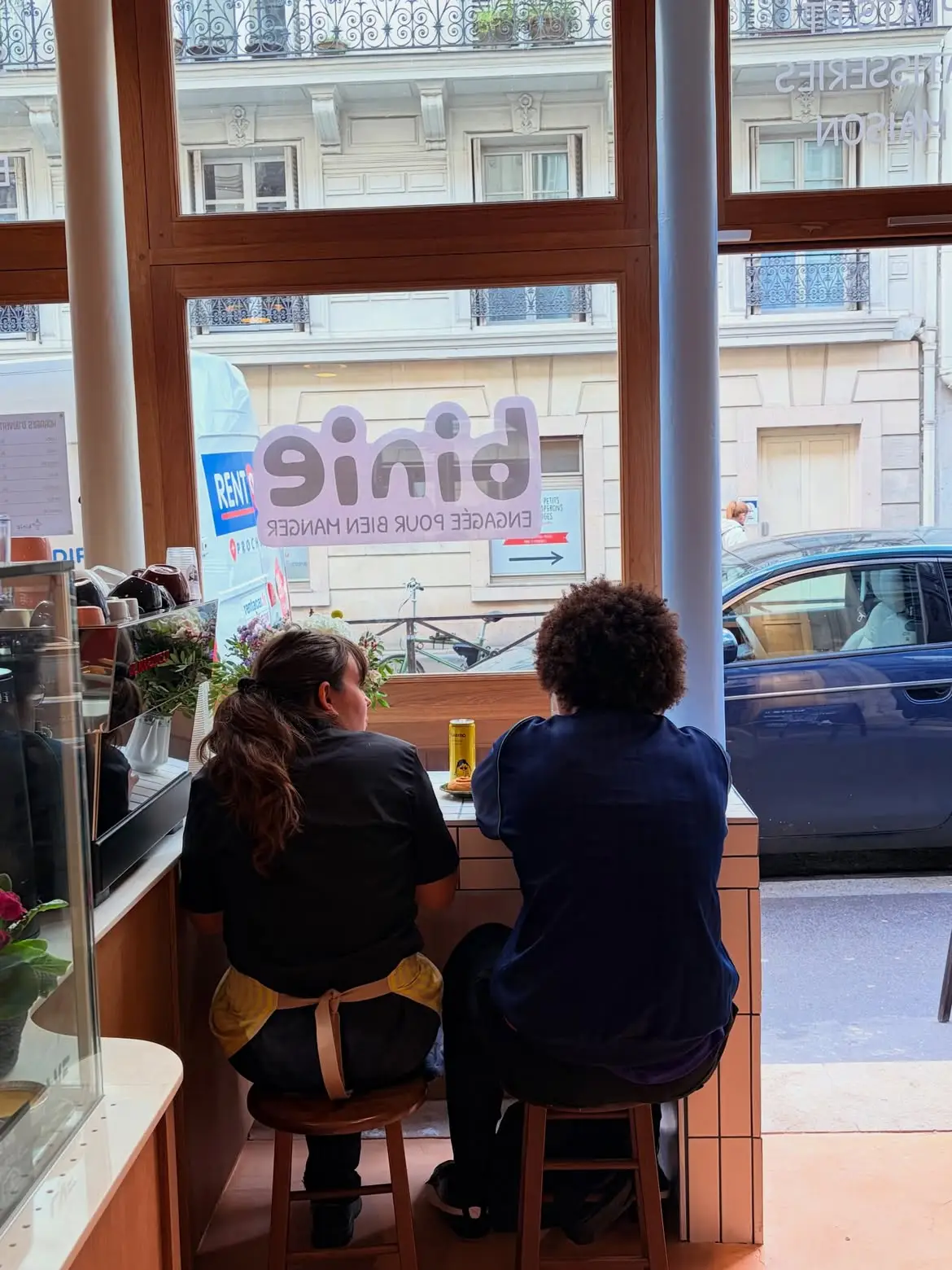 L’intérieur de Binie, le comptoir et la vue sur la rue Condorcet