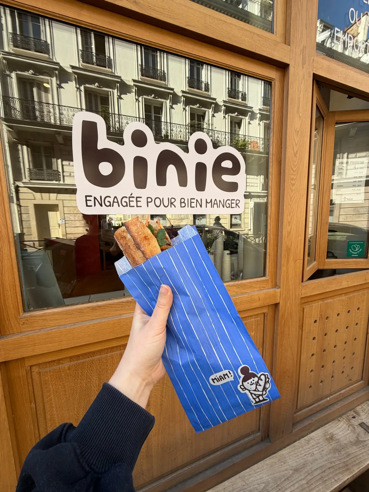 Sac à emporter Binie avec le sticker de la mascotte
