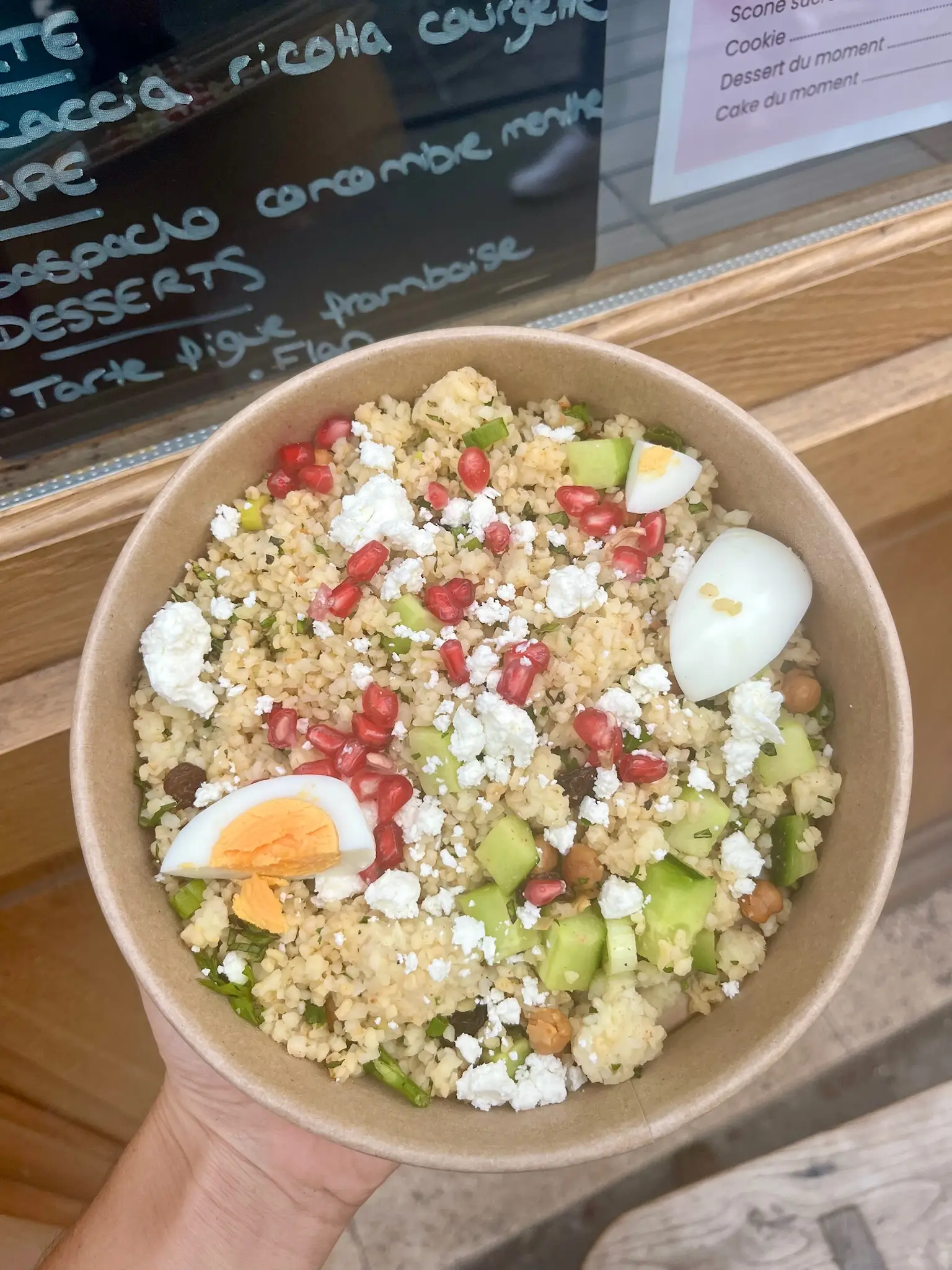 Salade de boulgour, œuf, feta et grenade