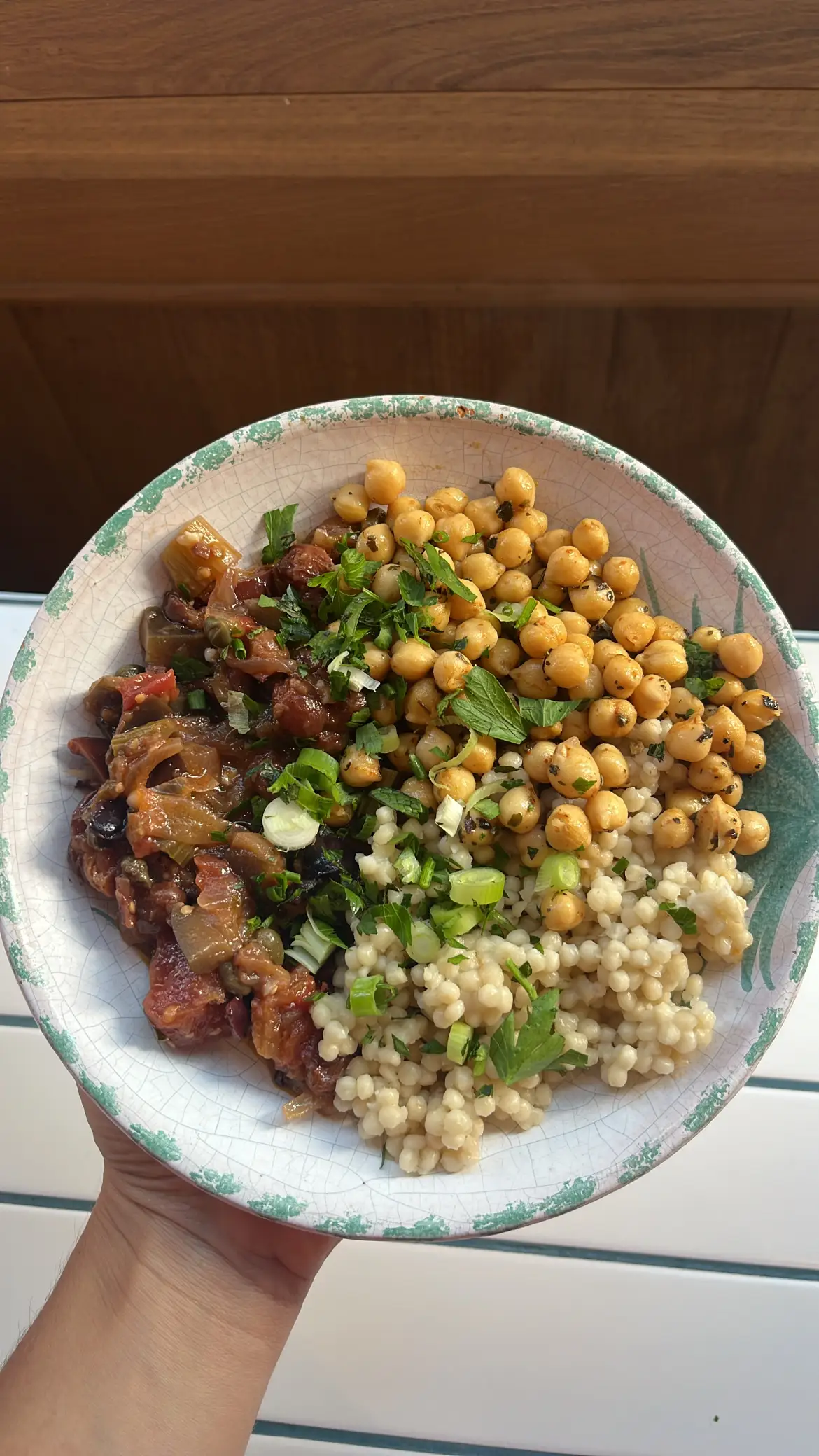 Salade de fregola aux pois chiches servie en bol chez Binie