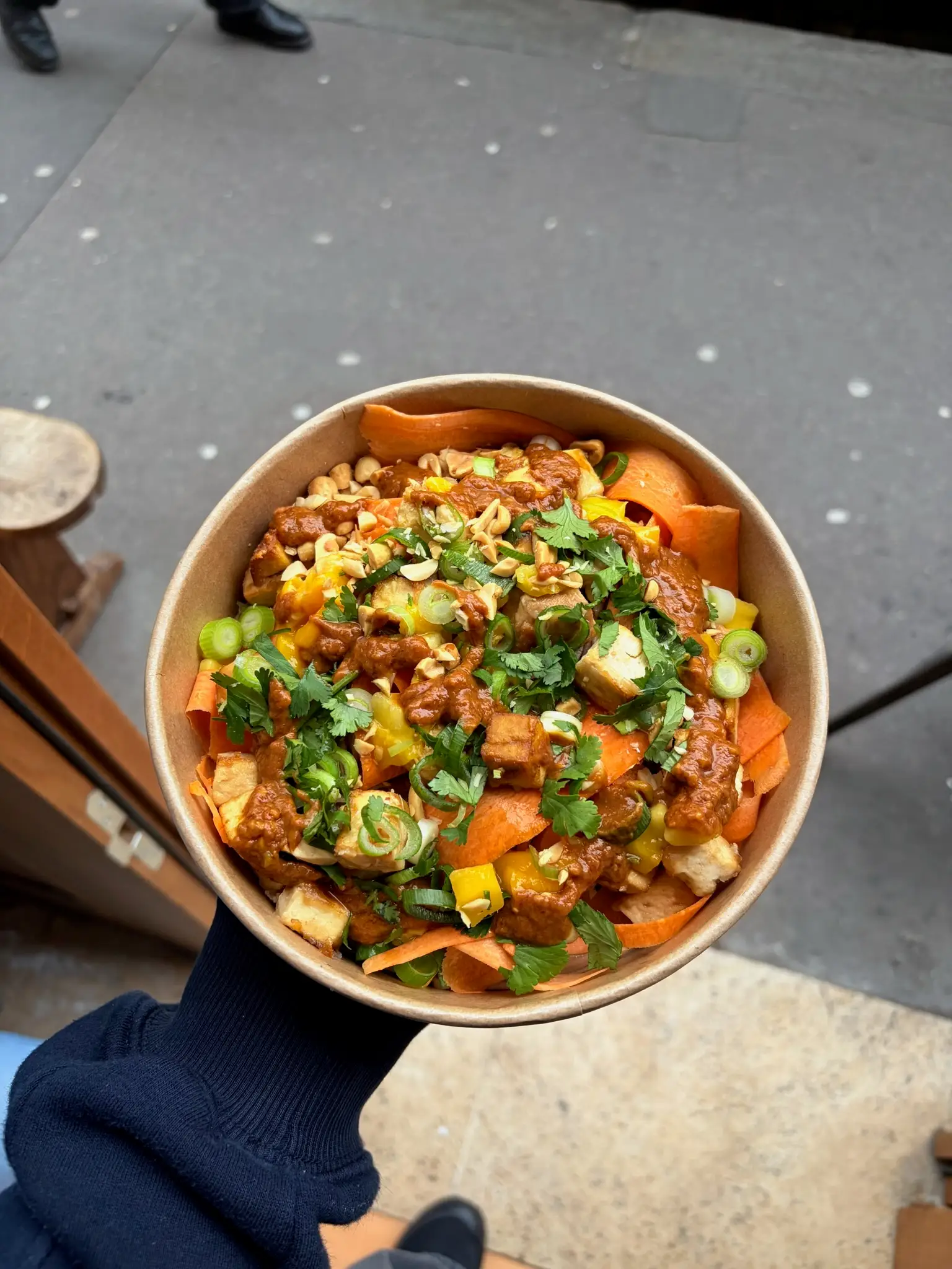 Salade de patate douce et coriandre en bol à emporter