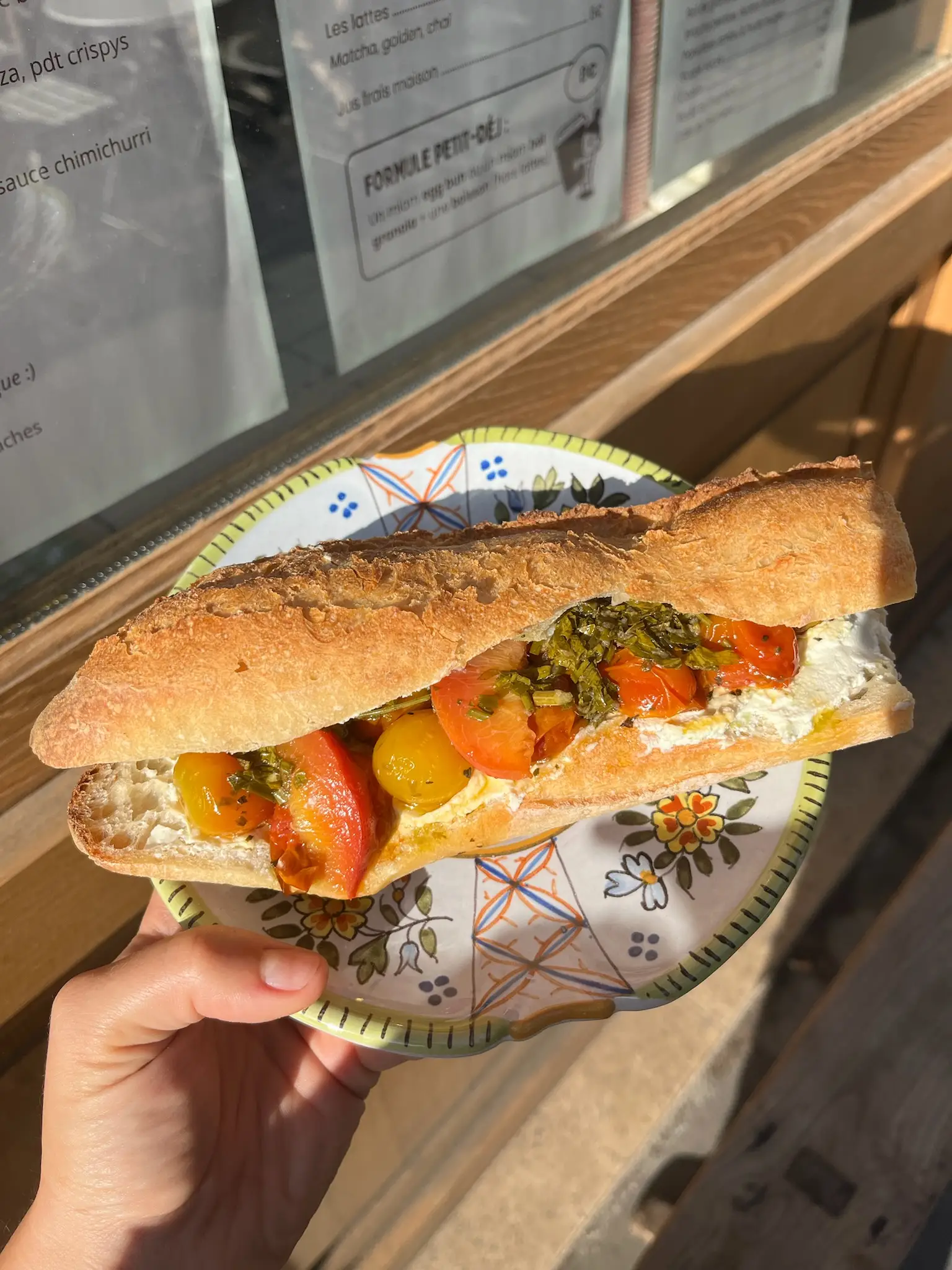 Sandwich sur baguette aux tomates confites préparé chez Binie