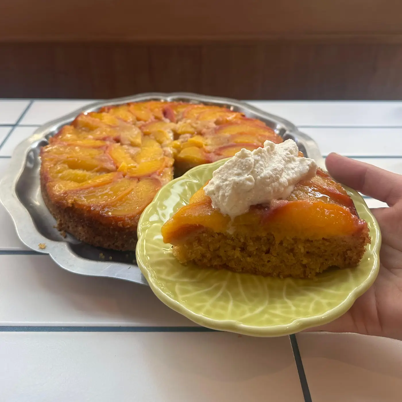 Tarte Tatin aux abricots et sa part servie à l’assiette