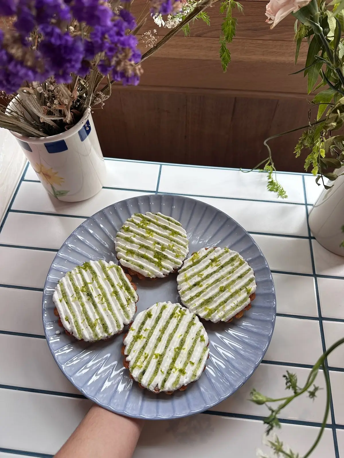 Quatre tartelettes au citron vert et à la ricotta sur une assiette