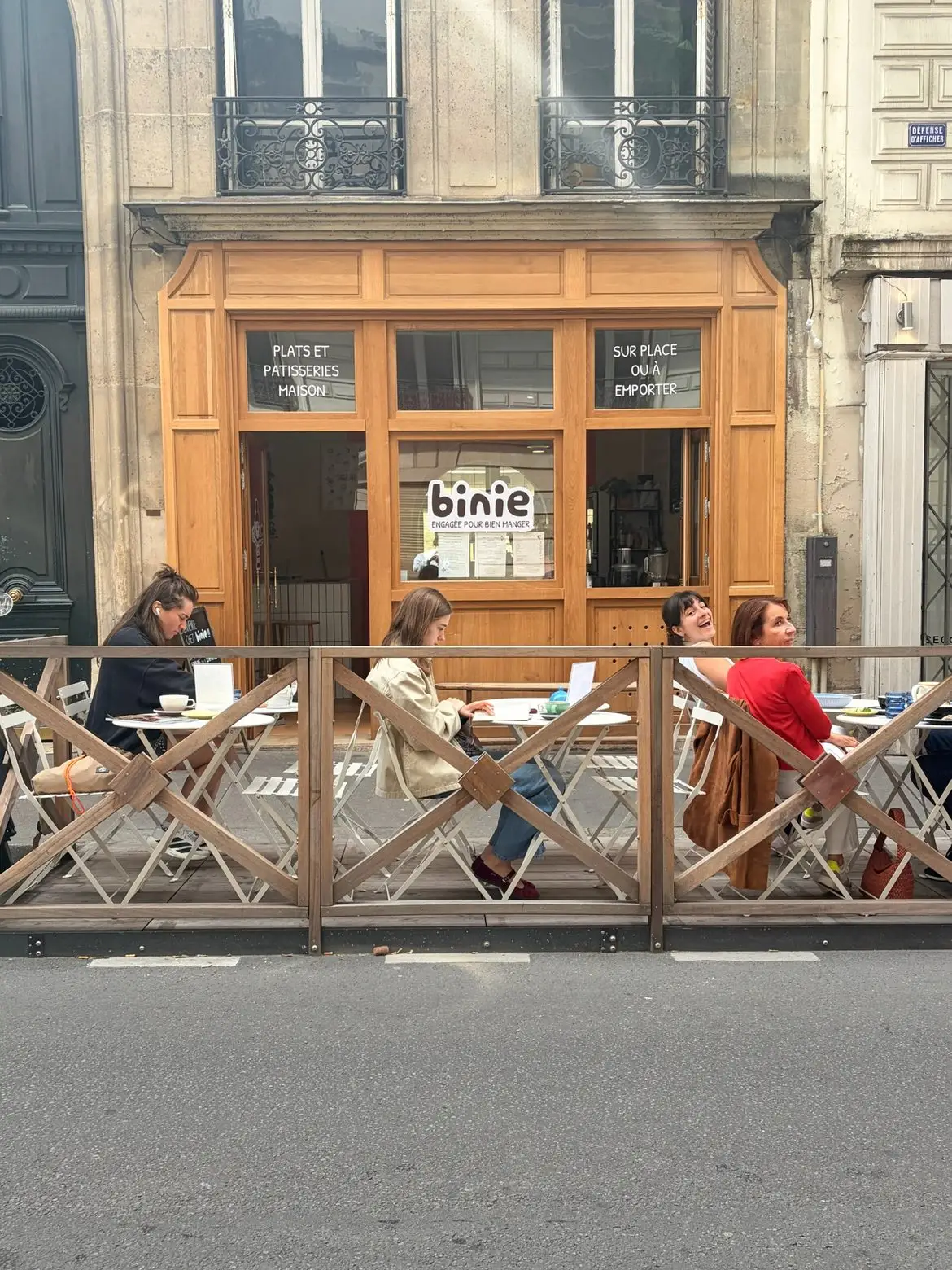 La terrasse de Binie rue Condorcet, quatre personnes attablées devant la devanture