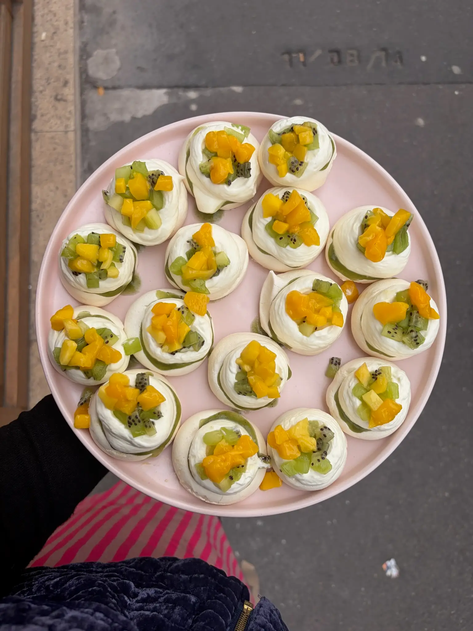 Plateau de pavlovas garnies de fruits frais