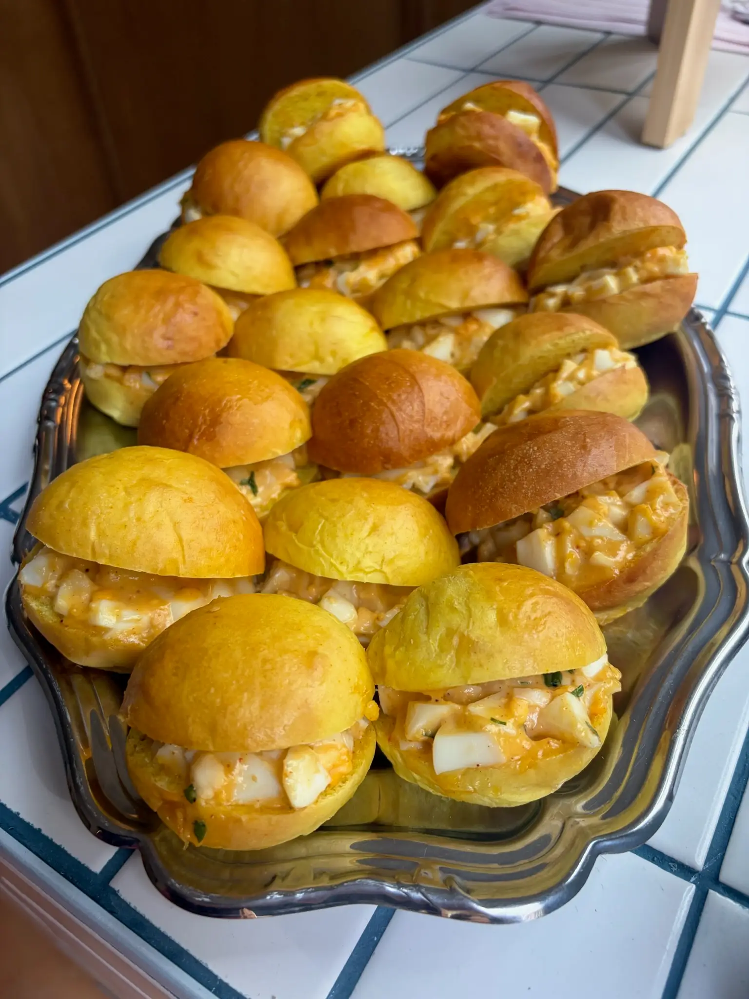 Plateau de mini egg buns briochés préparés pour un événement