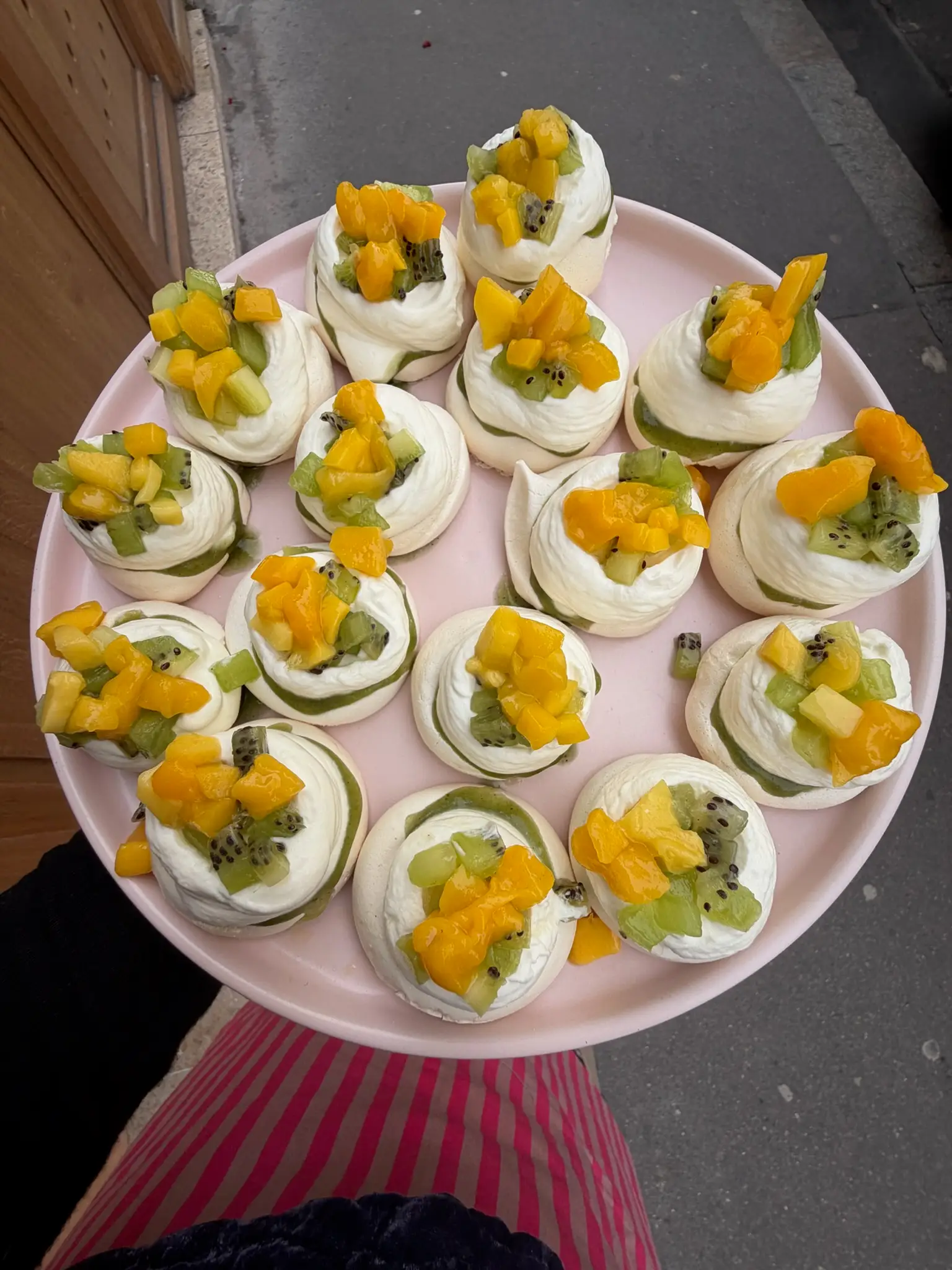 Plateau de pavlovas mangue et kiwi dressées pour un buffet