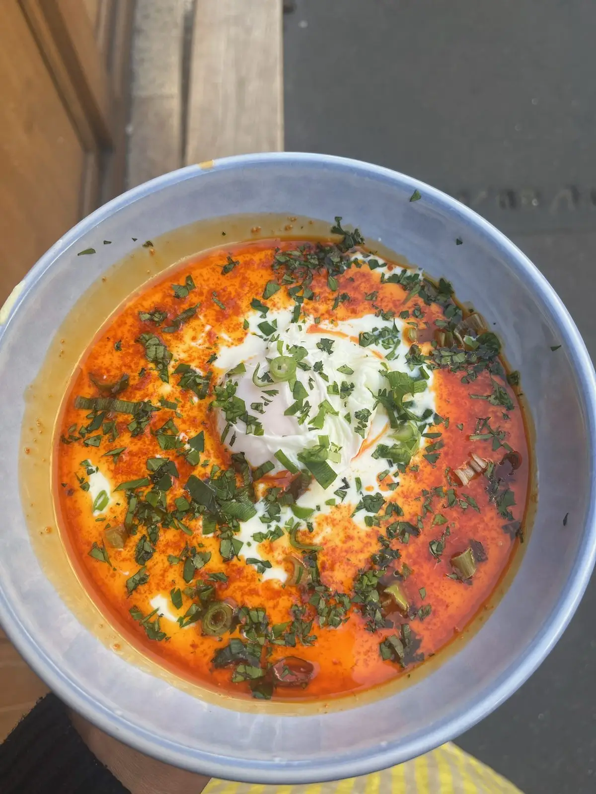 Turkish eggs : œuf poché sur fromage blanc, beurre épicé et herbes fraîches