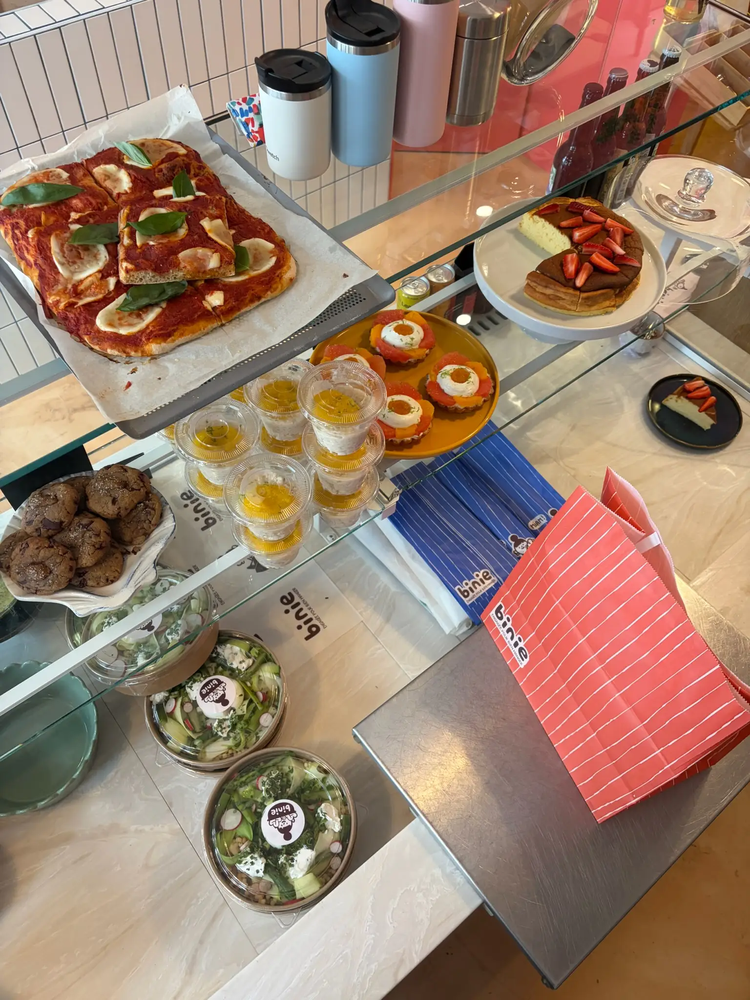 La vitrine de Binie garnie de mignardises, verrines et tartelettes